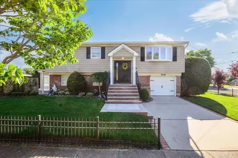 526 Beacon Ave, Lindenhurst, NY 11757