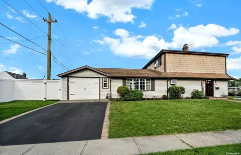 1 Blacksmith Rd, Levittown, NY 11756