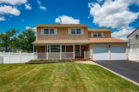 1432 3rd St, West Babylon, NY 11704