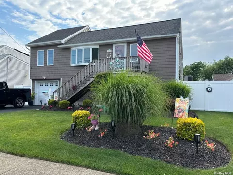 140 East Dr, Copiague, NY 11726