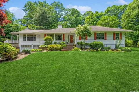 8 Pennington Dr, Huntington, NY 11743