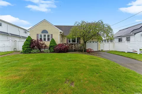38 Bernard St, Massapequa, NY 11758