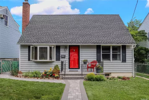121 Dorset Ave, Albertson, NY 11507