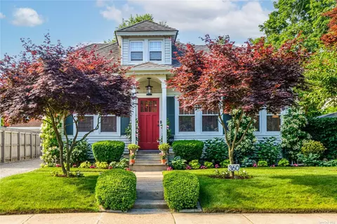 360 Cross St, Westbury, NY 11590