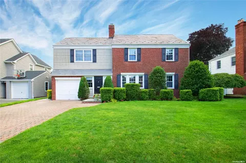 82 Princeton St, Garden City, NY 11530