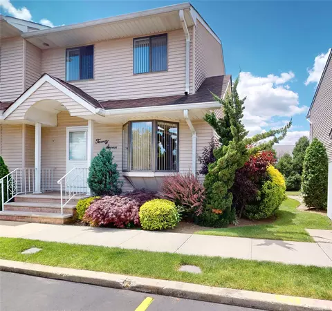 1790 Front St #27, East Meadow, NY 11554