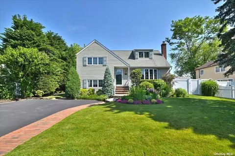 7 Fairview Rd W, Massapequa, NY 11758