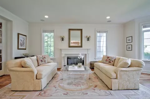 18 Meadow Ln, Manhasset, NY 11030