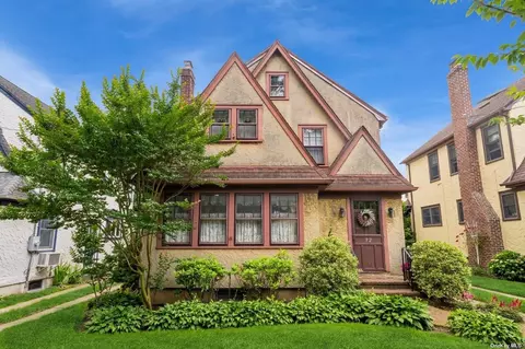92 Walnut Ave, Floral Park, NY 11001