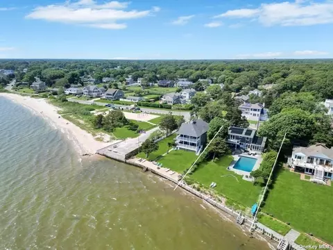 4 South St, Center Moriches, NY 11934