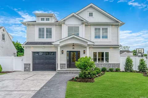 19 Beverly Rd, Bethpage, NY 11714