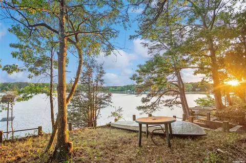15 Lakeside Trl, Ridge, NY 11961