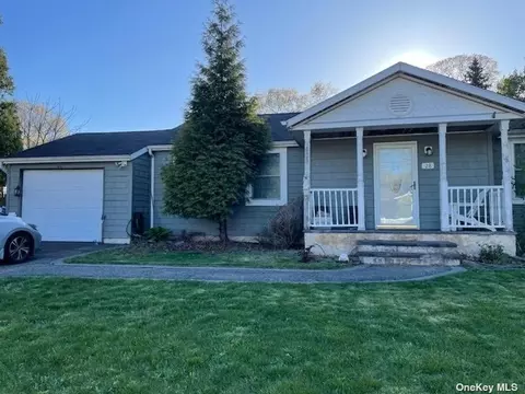 28 Bay Ave, Ronkonkoma, NY 11779