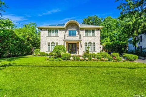 7 Johnstone Rd, Great Neck, NY 11021