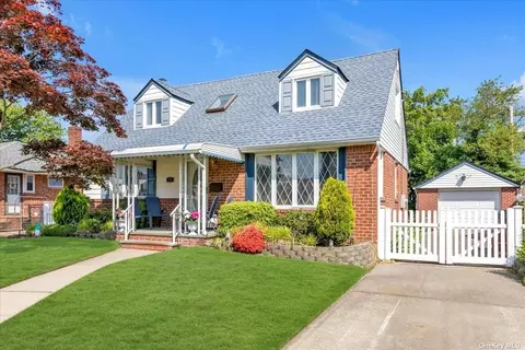 17 Cromwell Rd, Carle Place, NY 11514