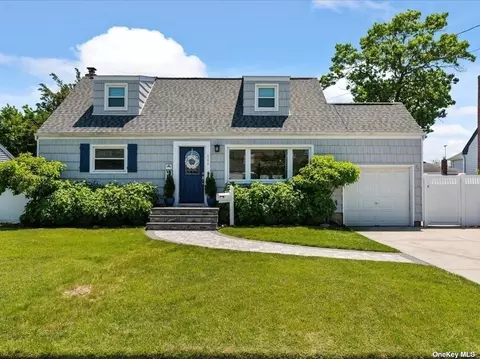 266 N Suffolk Ave, Massapequa, NY 11758