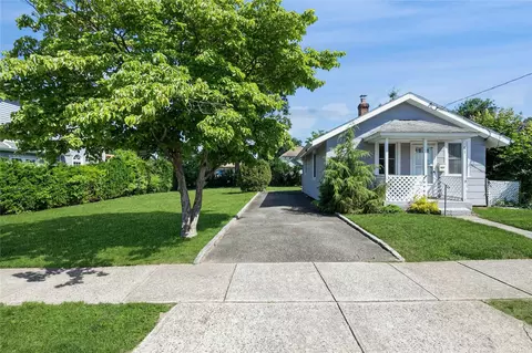 51 Bedford Ave, Westbury, NY 11590