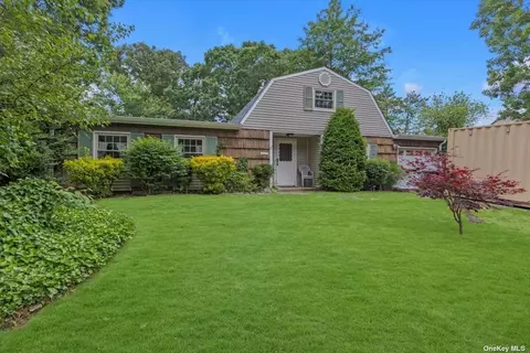 37 Meyer Ln, Medford, NY 11763