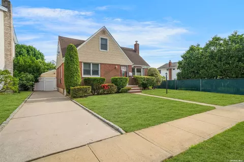 685 S 6th Pl, Garden City South, NY 11530
