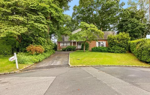 2 Camsanette Ct, Glen Head, NY 11545