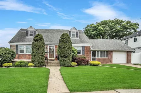 290 Claflin Blvd, Franklin Square, NY 11010