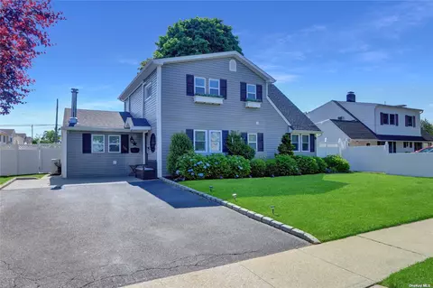 131 Brittle Ln, Hicksville, NY 11801