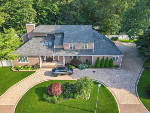 2 Kent Ct, Bayport, NY 11705
