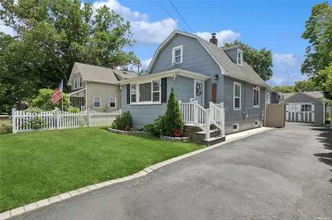 1498 Williams St, Merrick, NY 11566