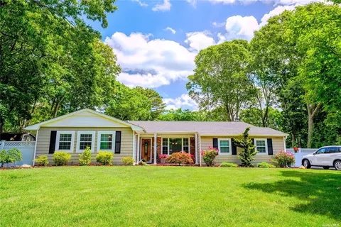 3 Cody Ct, Coram, NY 11727