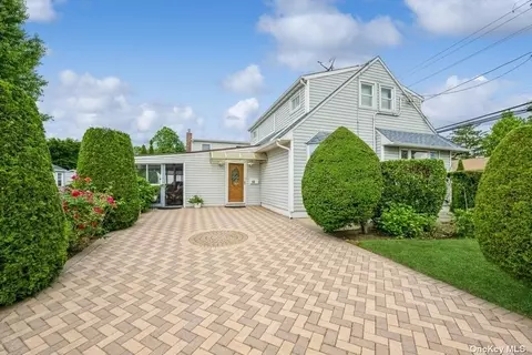 12 Franklin St, Hicksville, NY 11801
