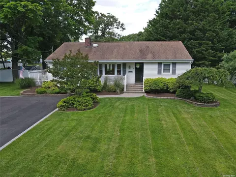 192 Pine Neck Ave, Patchogue, NY 11772