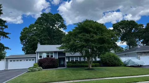 3 Putnam, Commack, NY 11725