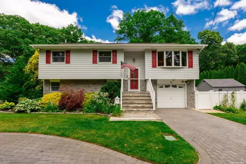 65 40th St, Islip, NY 11751