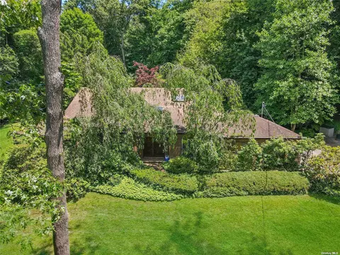 18 Morris Ln, Oyster Bay Cove, NY 11771