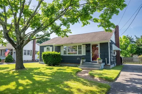 70 Terry Rd, Patchogue, NY 11772