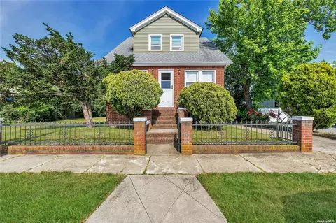 129 Parma Rd, Island Park, NY 11558