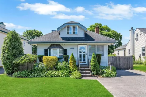 10 Vernon St, Patchogue, NY 11772