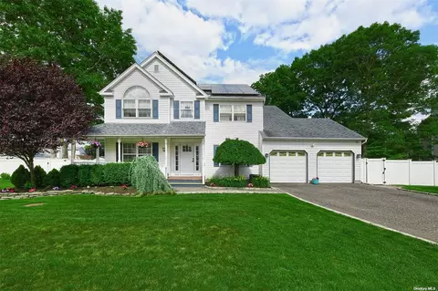 71 6th Ave, Holtsville, NY 11742