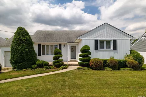 323 Christopher St, Oceanside, NY 11572