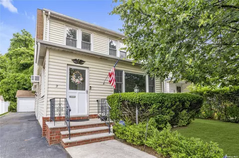 2 Starks Pl, Lynbrook, NY 11563