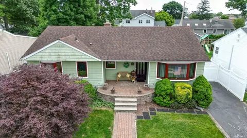 671 Dickens Ave, Franklin Square, NY 11010