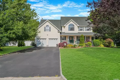1 Crest Hollow Ln, Manorville, NY 11949