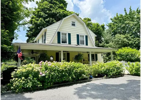3 Brighton Pl, Huntington, NY 11743