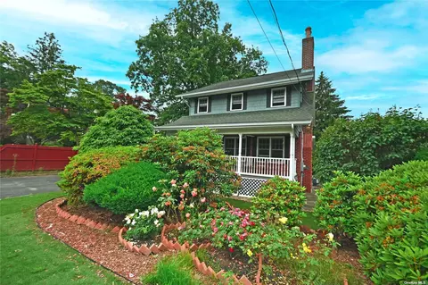 1 Madeline Pl, Glen Cove, NY 11542