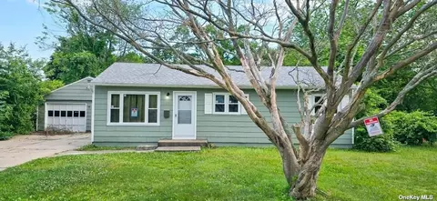 90 E Lakeland St, Bay Shore, NY 11706