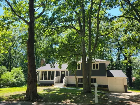 31 Dix Hills Rd, Huntington, NY 11743