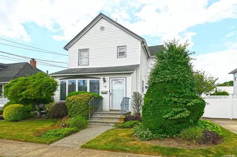 19 Stewart St, Hewlett, NY 11557