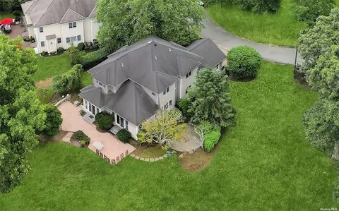 1 Redan Dr, Smithtown, NY 11787