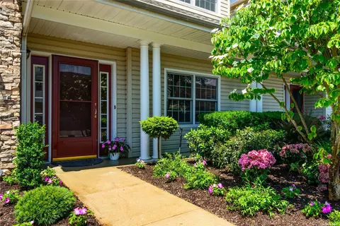 136 Pond Vw #329, Port Washington, NY 11050