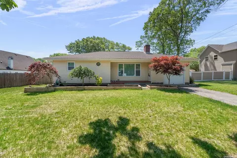 66 Chanel Dr E, Shirley, NY 11967